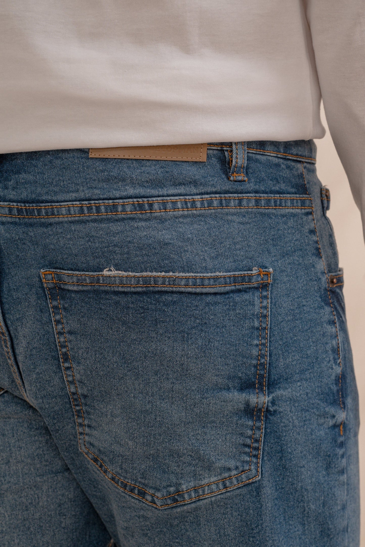 Pantalón vaquero denim slim fit para hombre con pespuntes en tono camel