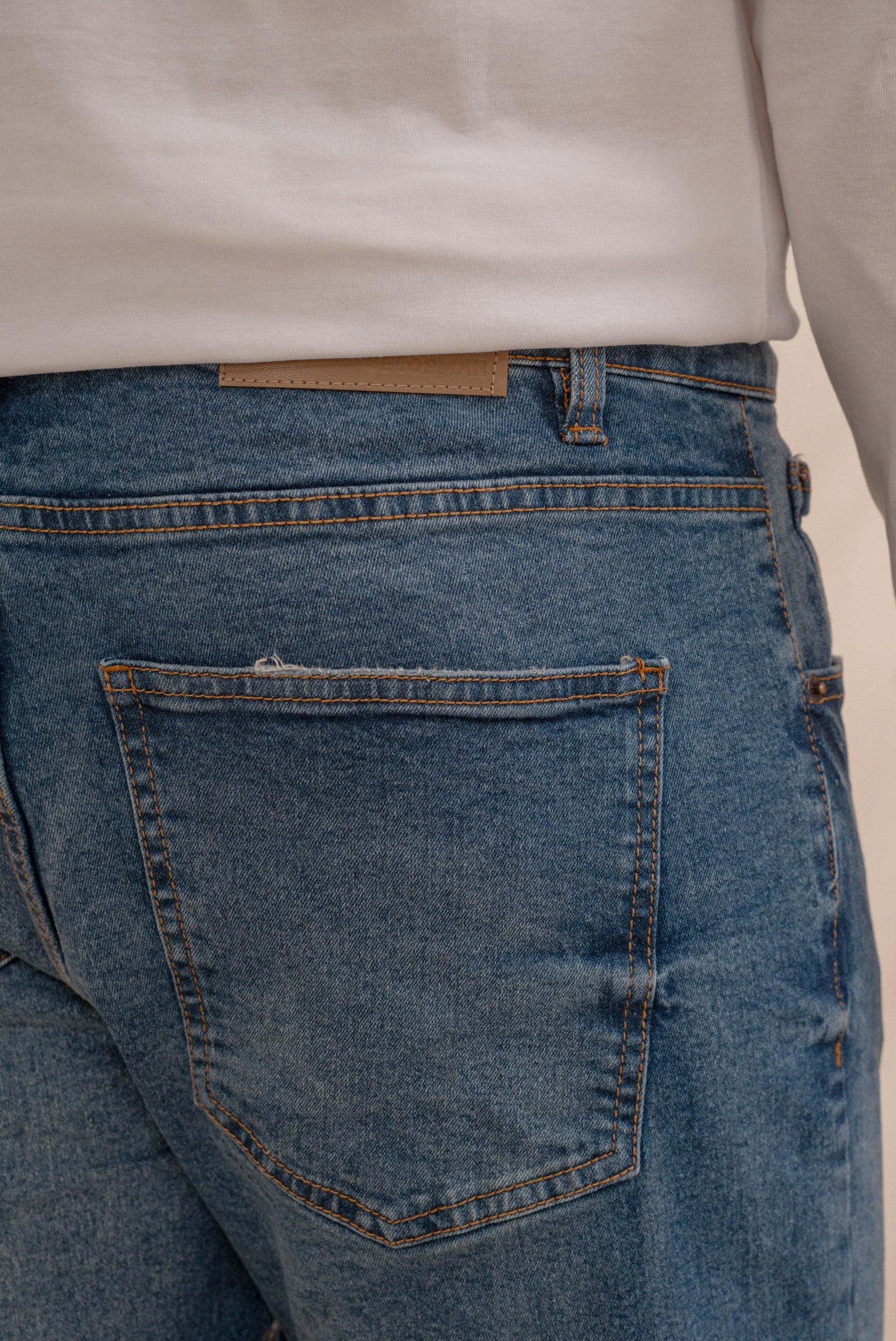 Pantalón vaquero denim slim fit para hombre con pespuntes en tono camel
