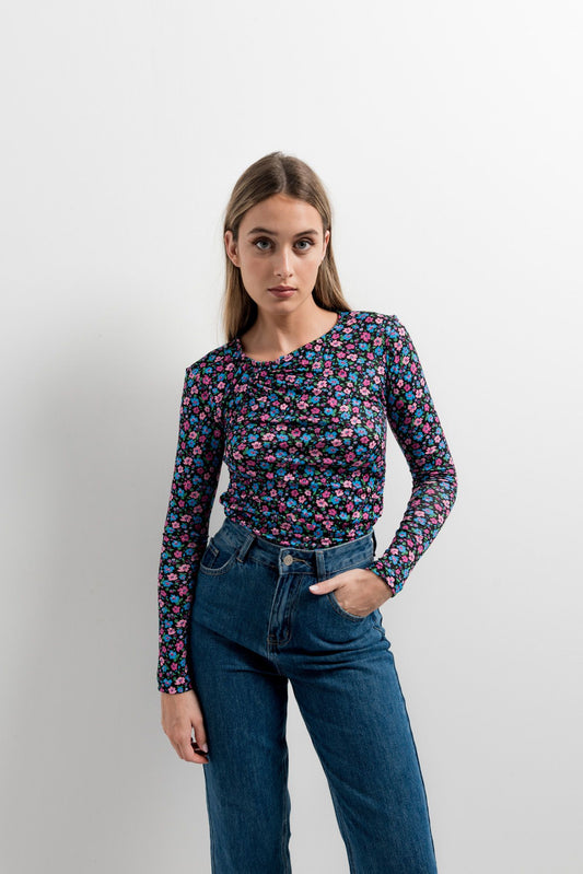 Camiseta asimétrica con estampado en color (especificar color base).