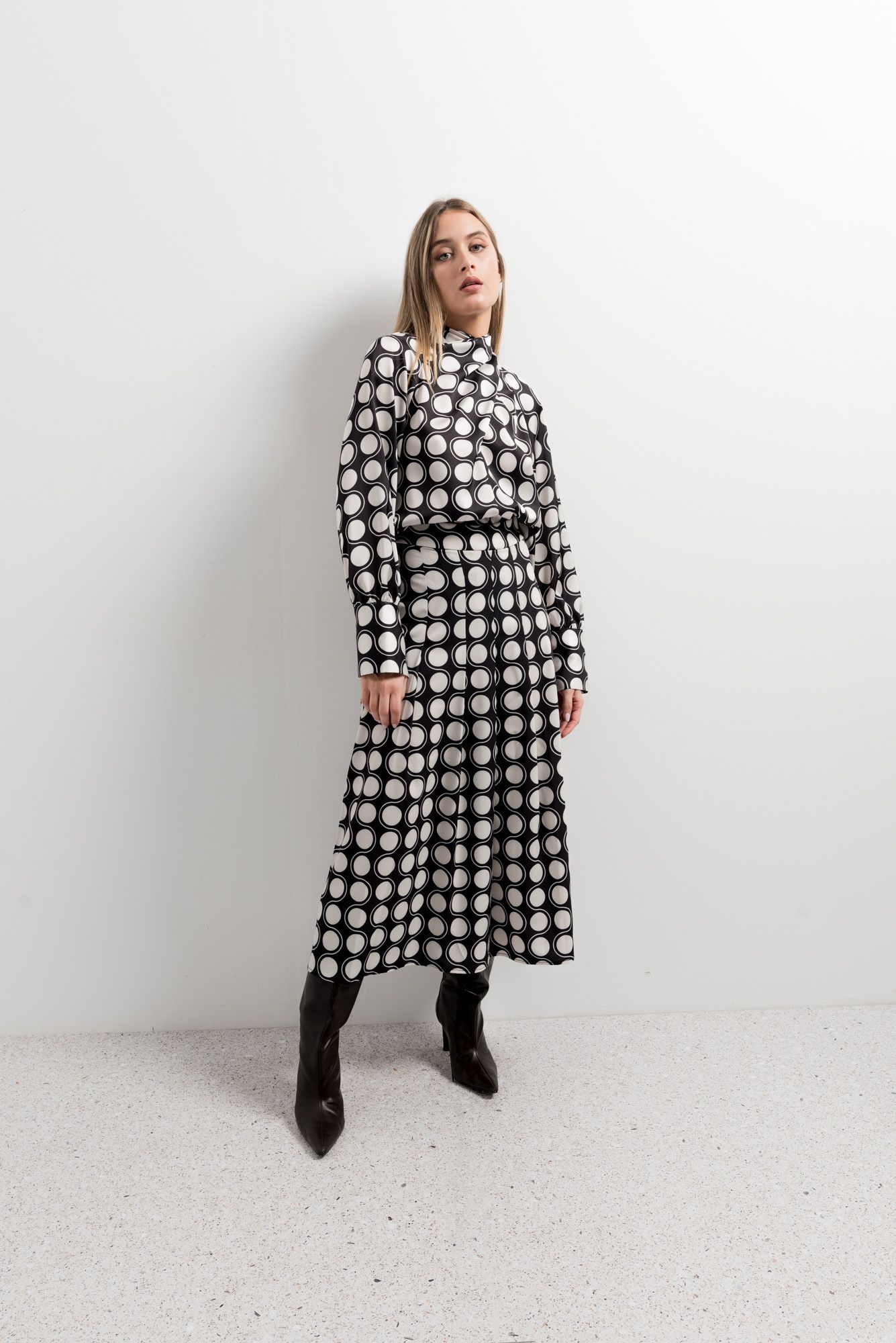 Falda midi elástica con diseño de estampado geométrico en contraste.