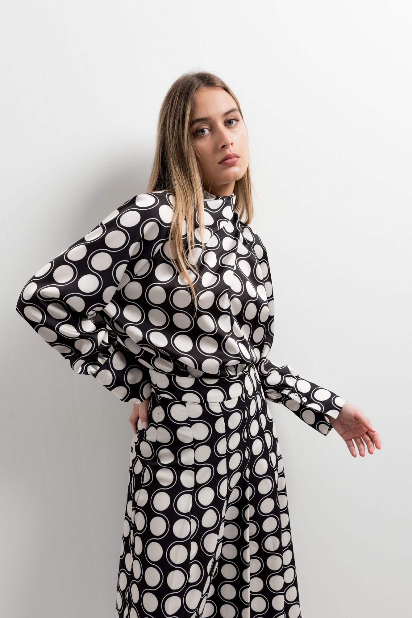 Falda midi elástica con diseño de estampado geométrico en contraste.