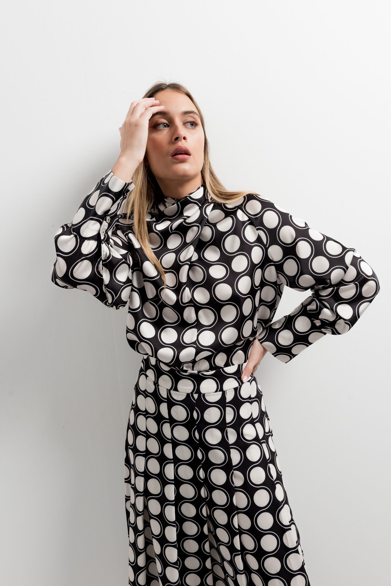 Falda midi elástica con diseño de estampado geométrico en contraste.