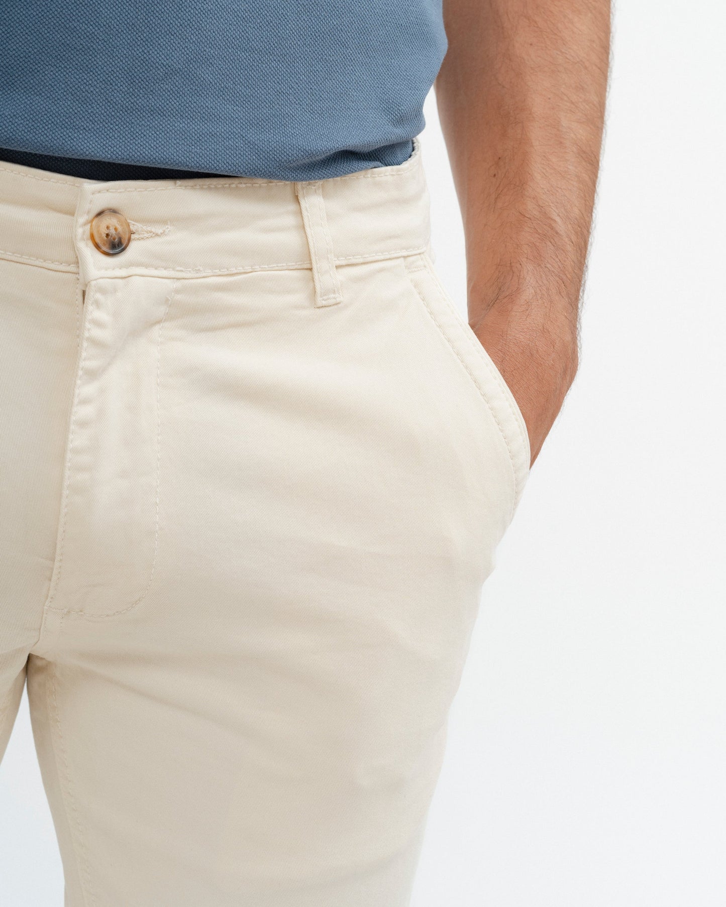Pantalón chino con estructura beige para hombre