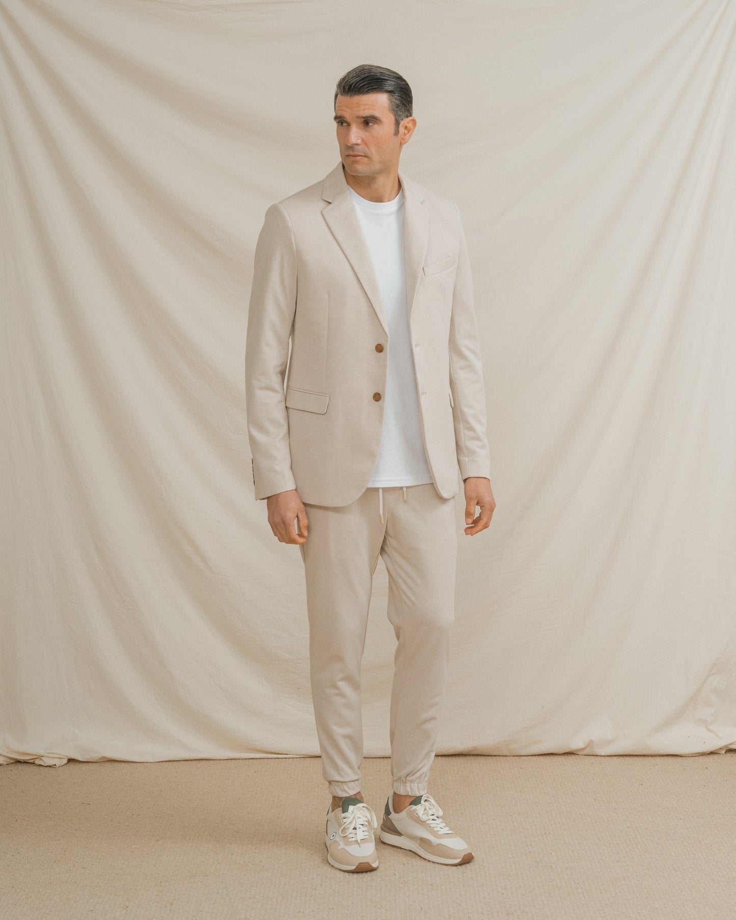 Pantalón chino jogger beige para hombre con cintura elástica y cordón