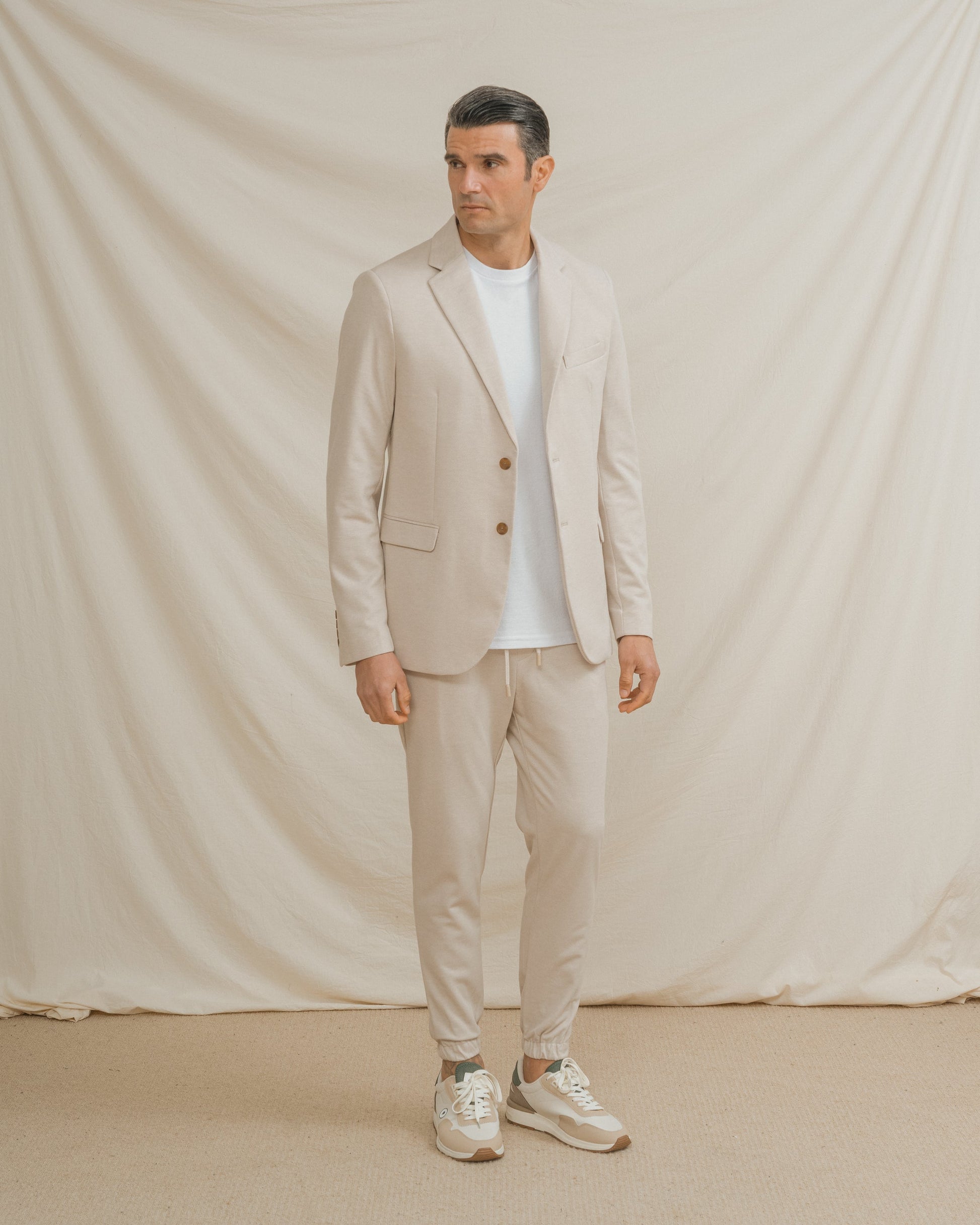 Pantalón chino jogger beige para hombre con cintura elástica y cordón