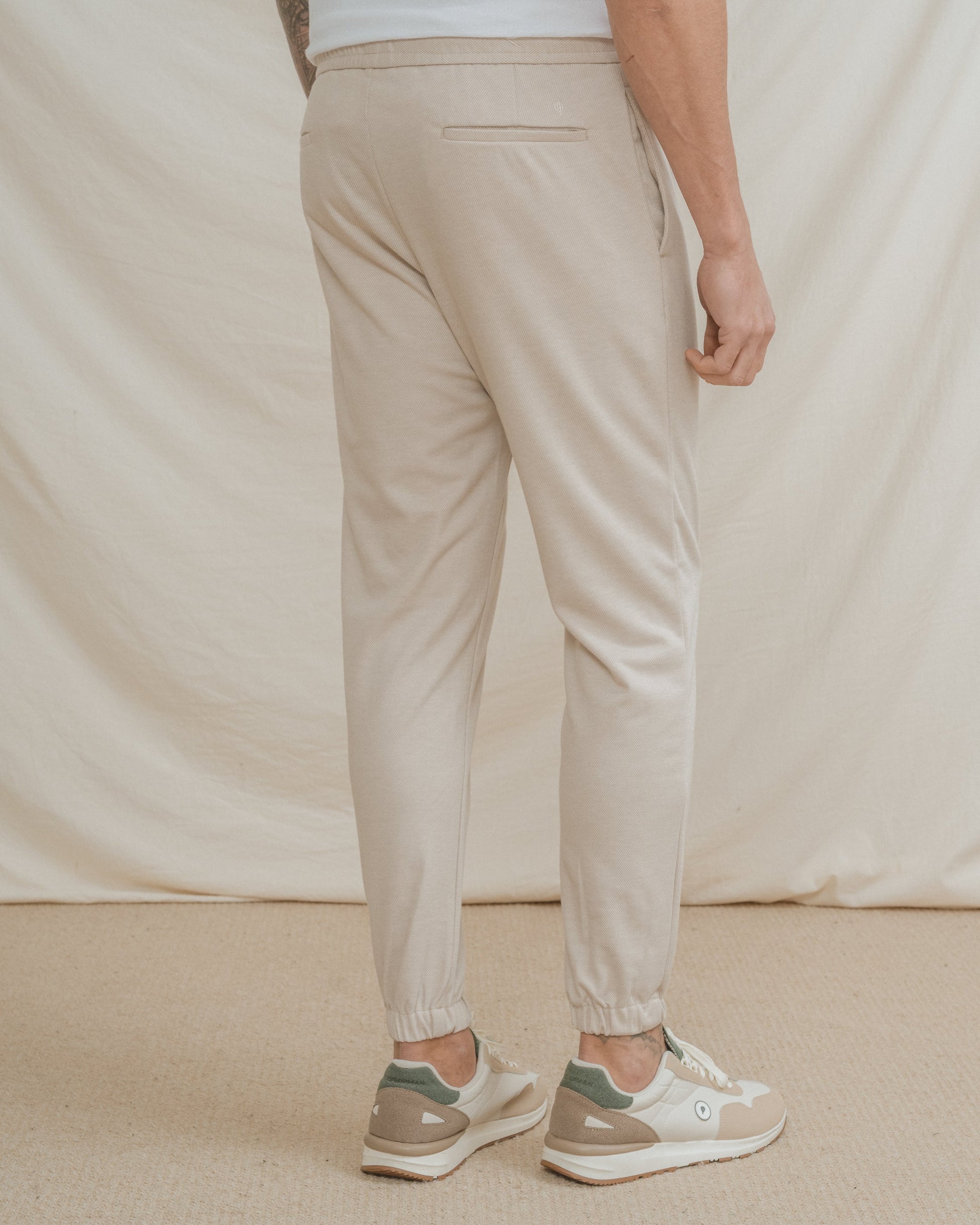 Pantalón chino jogger beige para hombre con cintura elástica y cordón