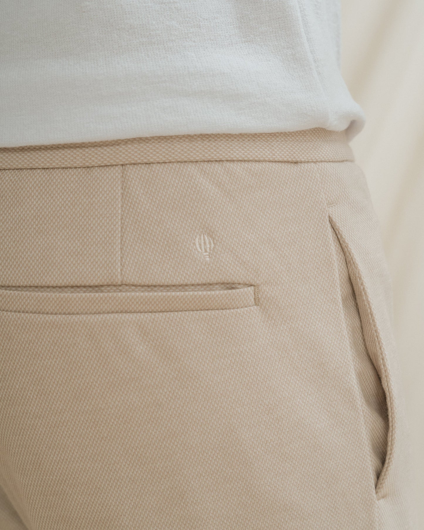Pantalón chino jogger beige para hombre con cintura elástica y cordón