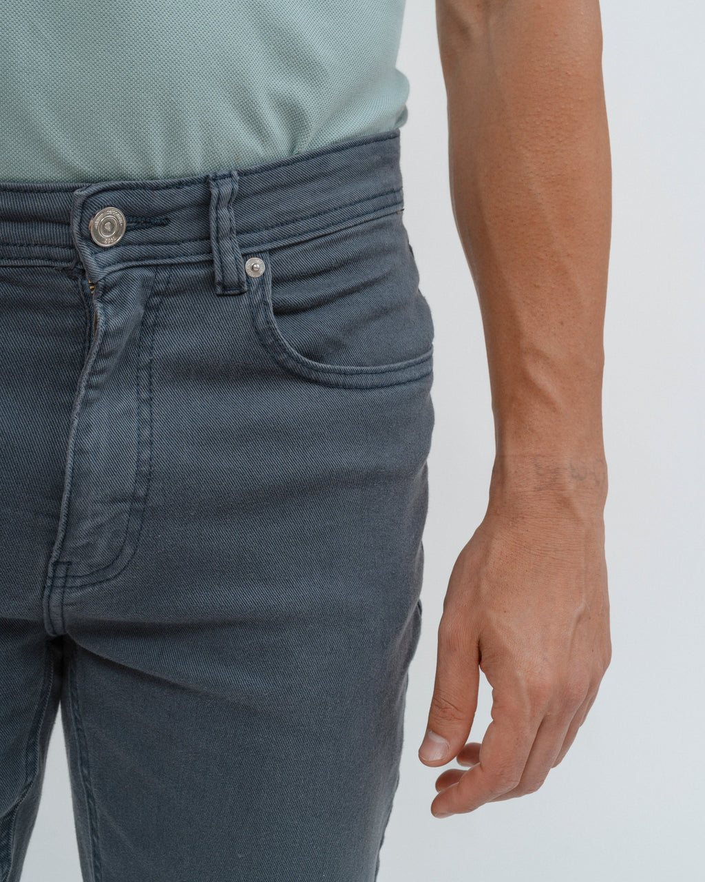 Pantalón slim azul de hombre con cinco bolsillos