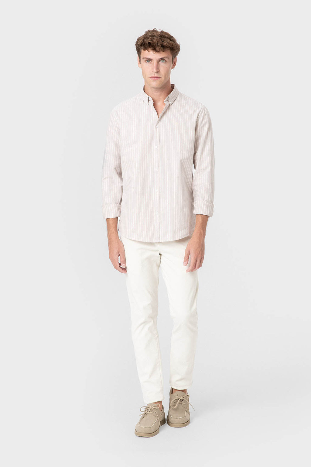 Pantalón chino beige con pinzas y corte slim