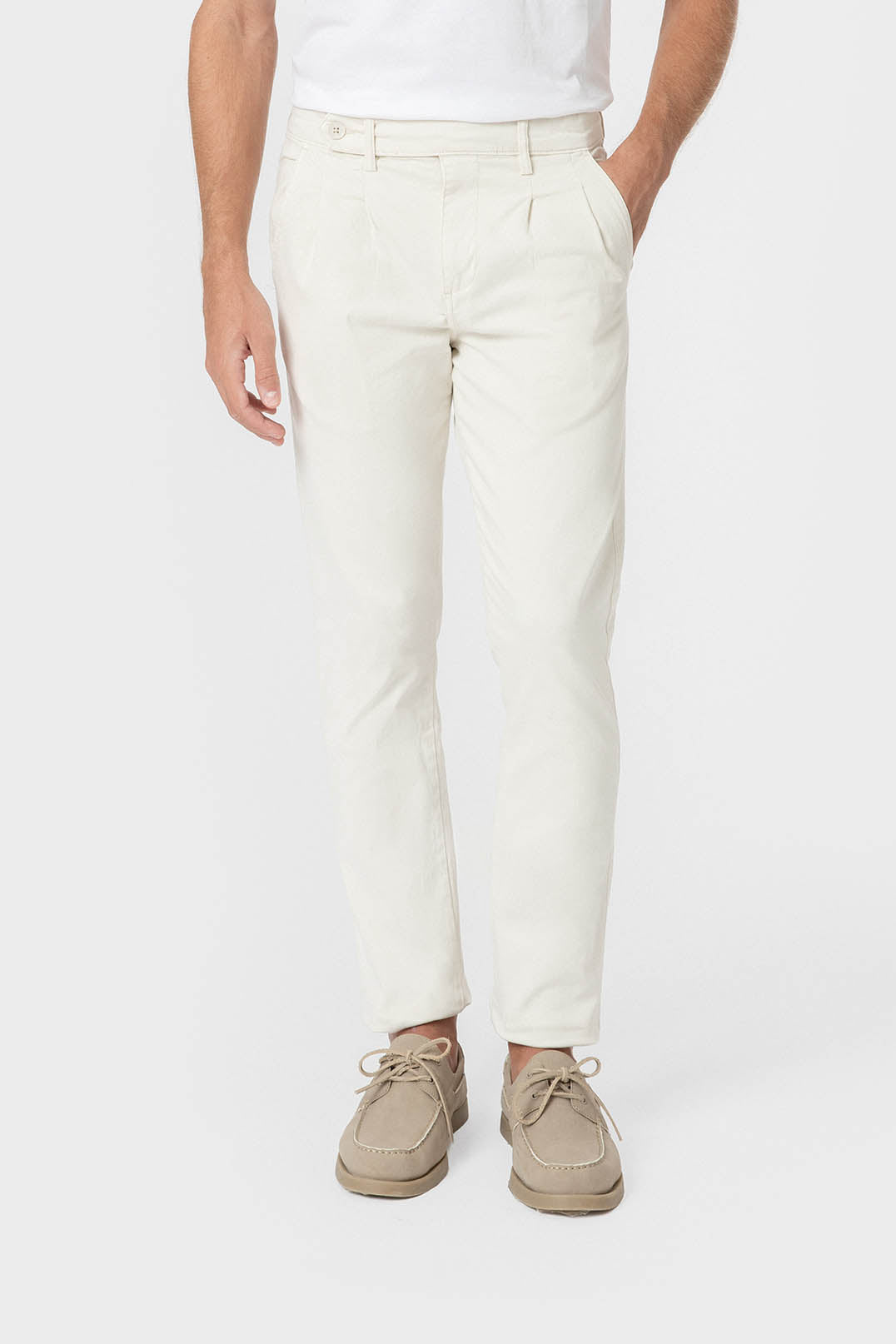 Pantalón chino beige con pinzas y corte slim