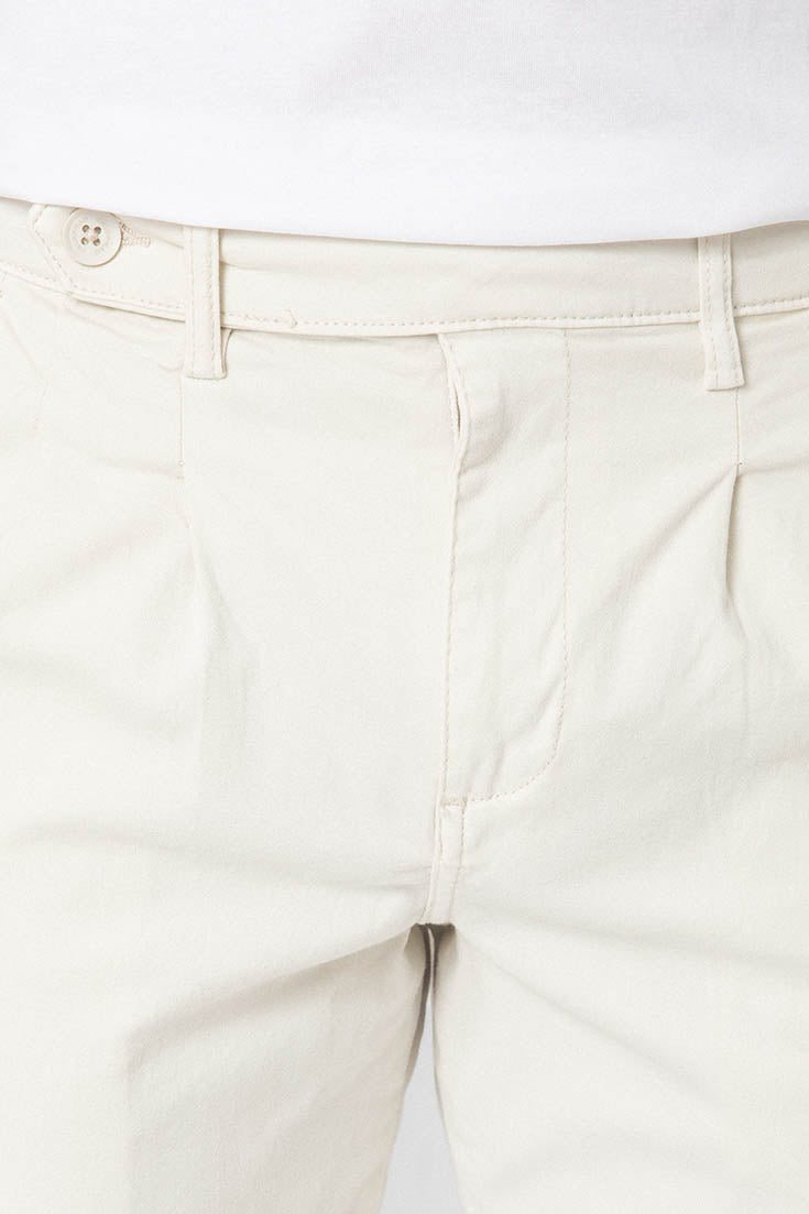 Pantalón chino beige con pinzas y corte slim