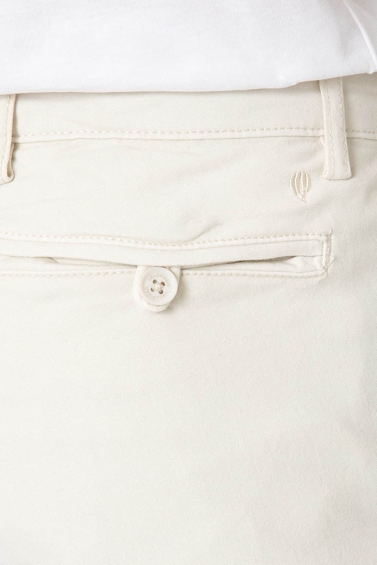 Pantalón chino beige con pinzas y corte slim