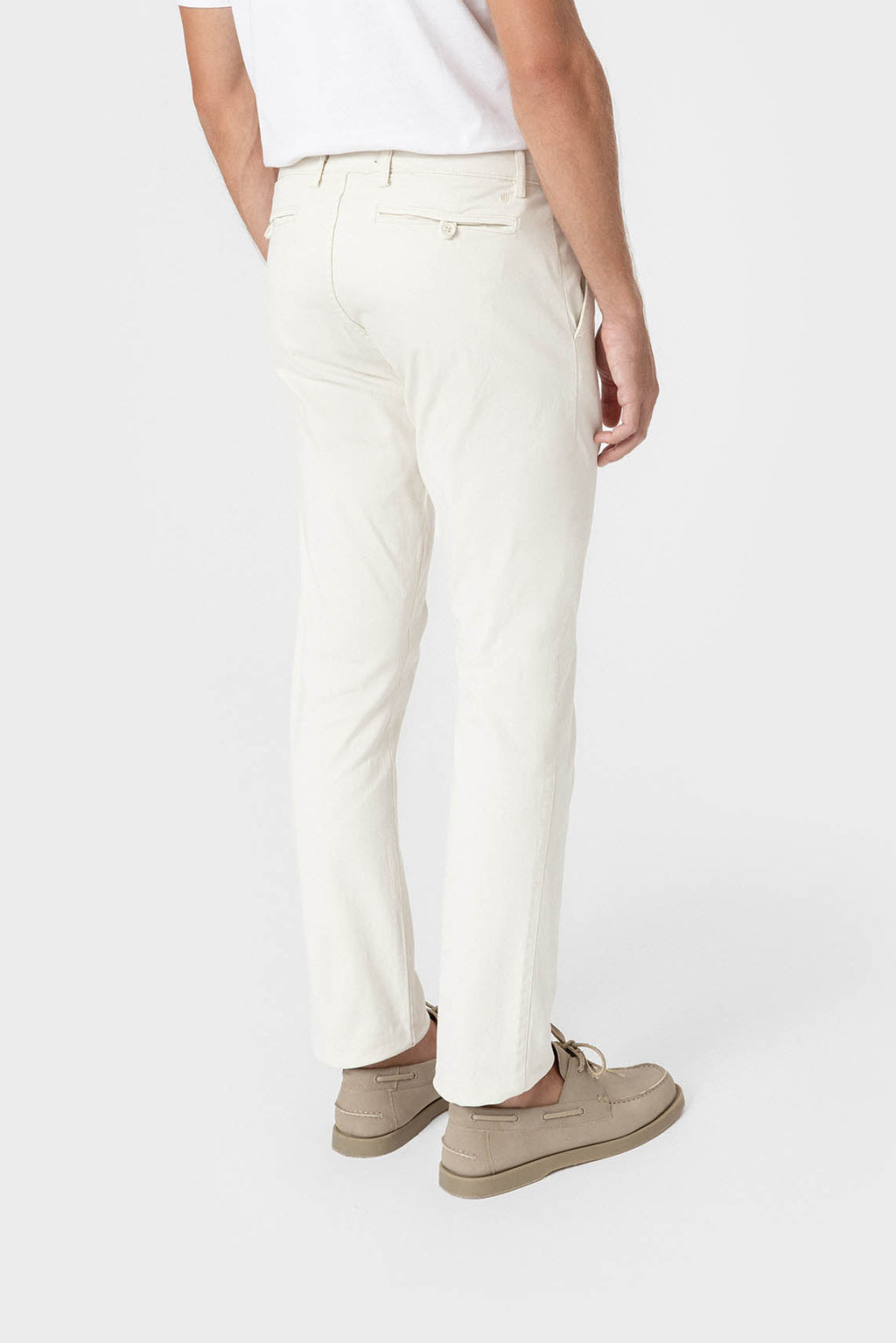 Pantalón chino beige con pinzas y corte slim