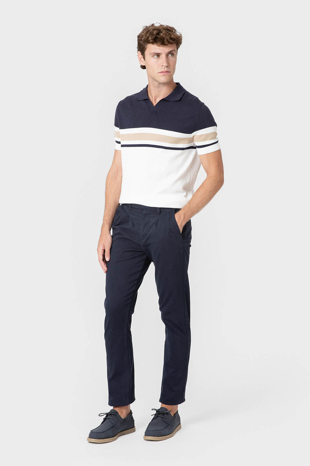 Pantalón chino azul marino con pinzas y corte slim