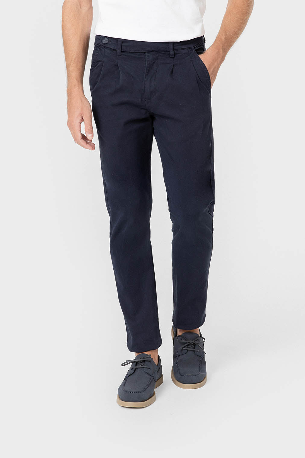 Pantalón chino azul marino con pinzas y corte slim