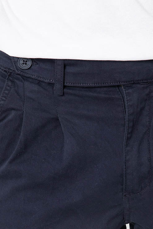 Pantalón chino azul marino con pinzas y corte slim