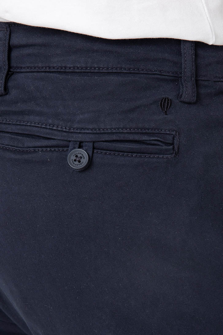 Pantalón chino azul marino con pinzas y corte slim