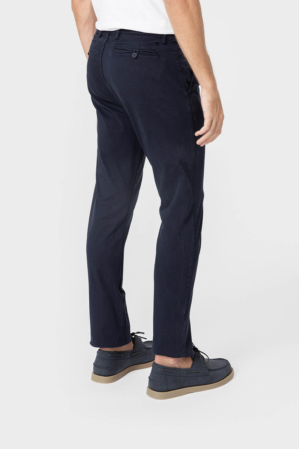 Pantalón chino azul marino con pinzas y corte slim