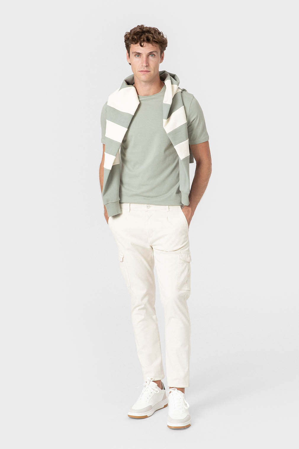 Pantalón chino cargo con pinzas y corte slim