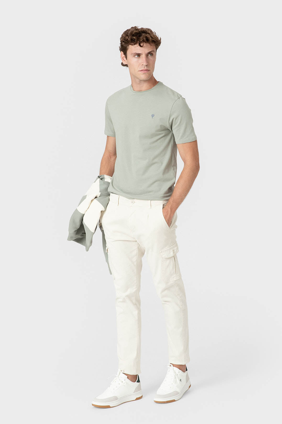 Pantalón chino cargo con pinzas y corte slim