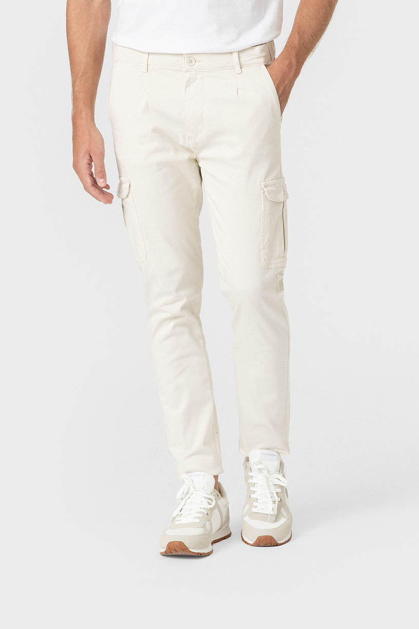 Pantalón chino cargo con pinzas y corte slim