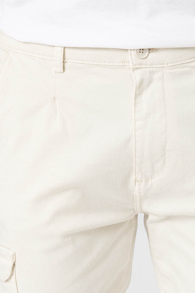 Pantalón chino cargo con pinzas y corte slim