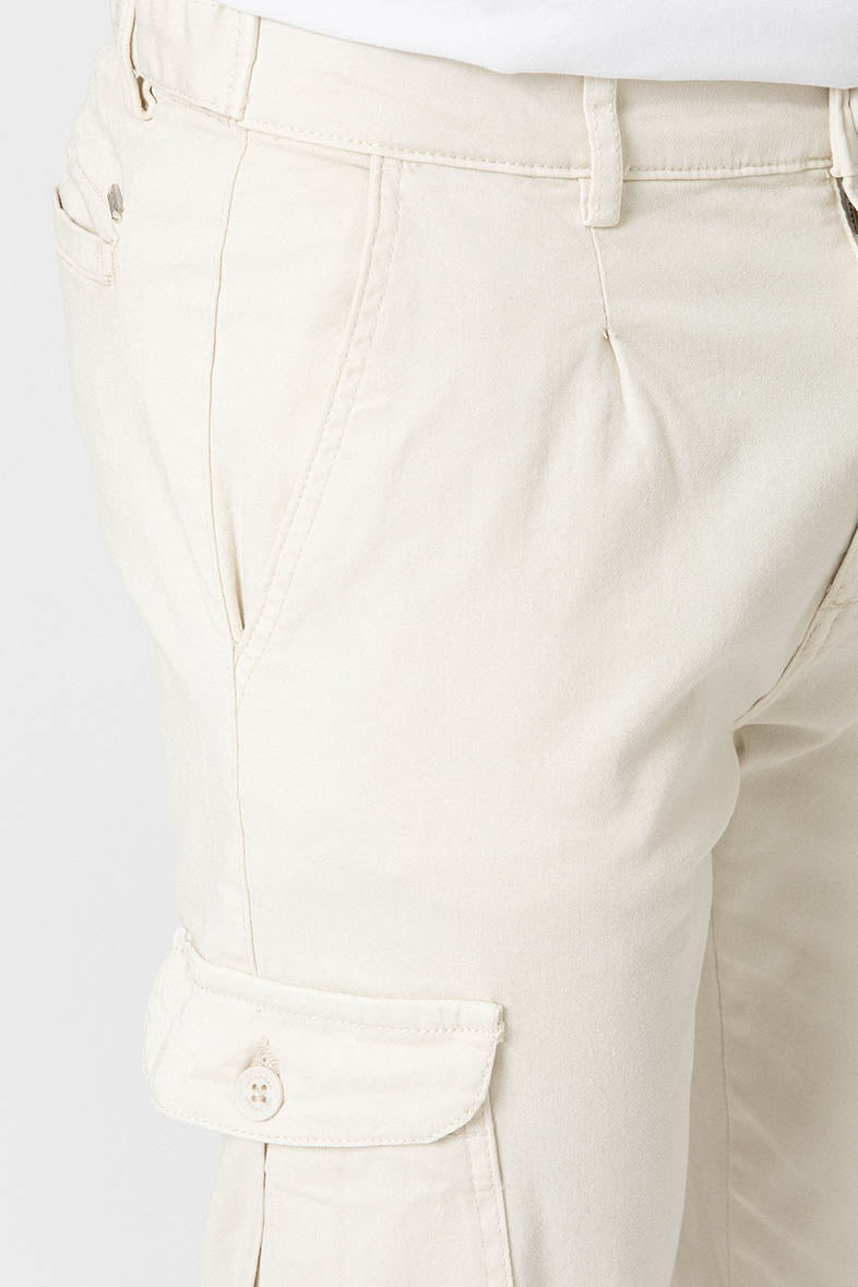 Pantalón chino cargo con pinzas y corte slim