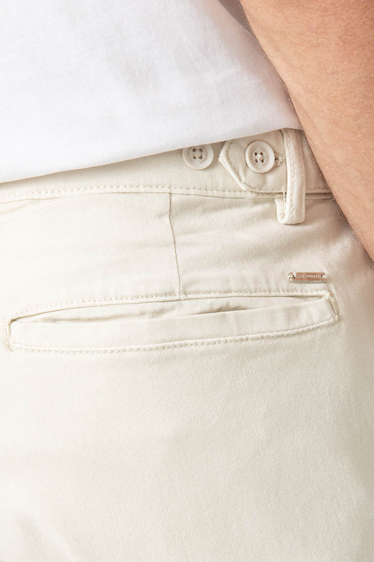 Pantalón chino cargo con pinzas y corte slim