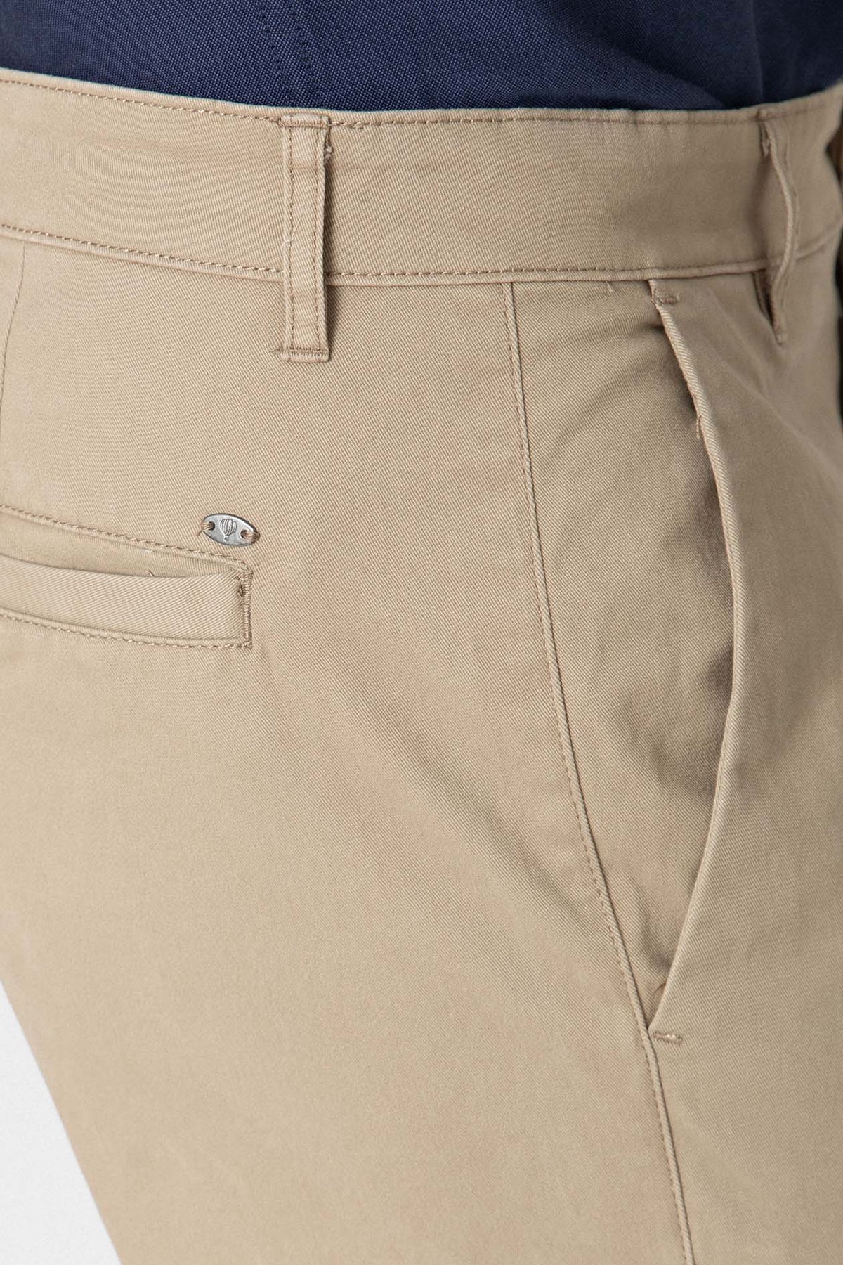 Pantalón chino slim camel de hombre en algodón con elastano