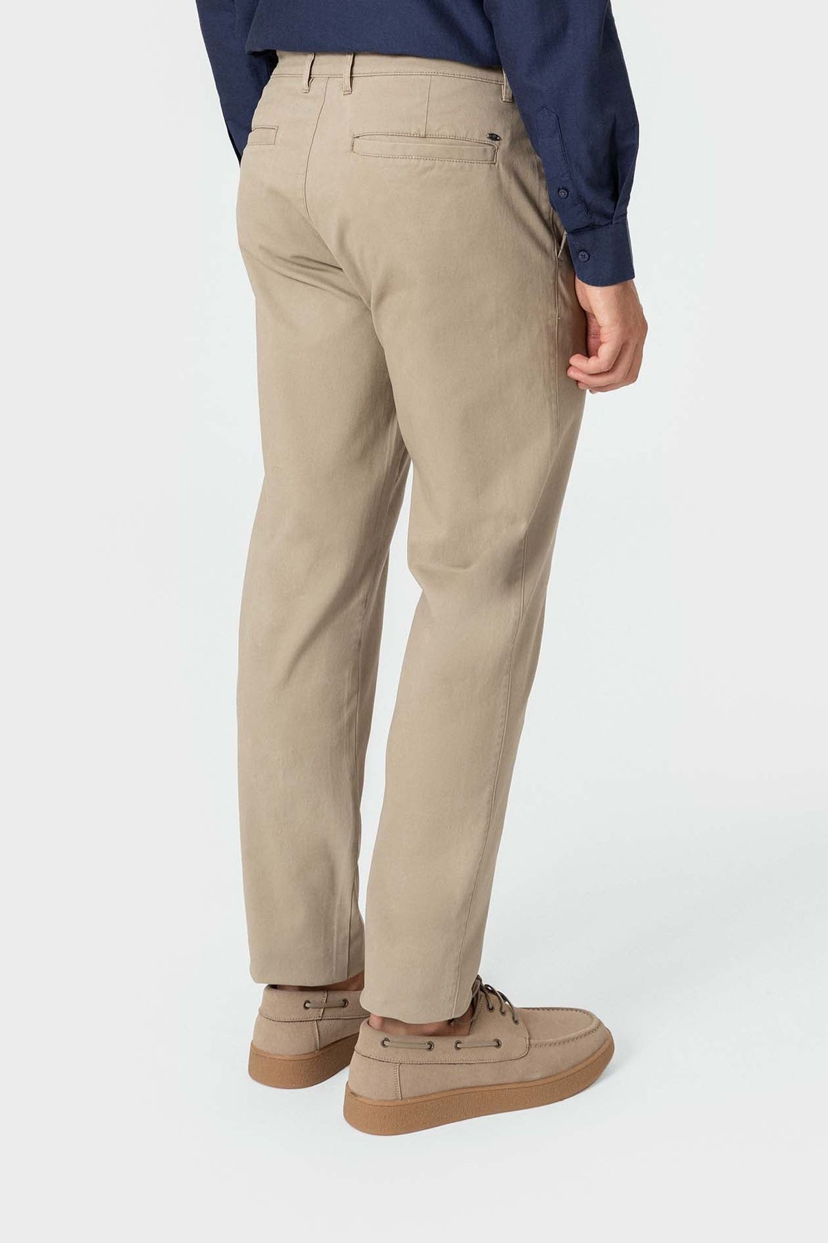 Pantalón chino slim camel de hombre en algodón con elastano