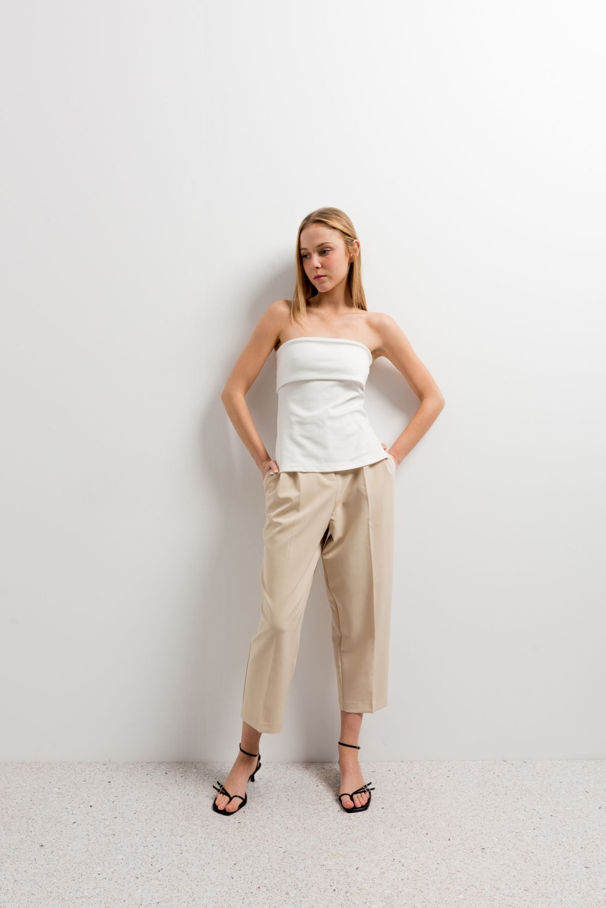 Top aberturas de color crudo de Emarola & Co elegante y fresco para el verano