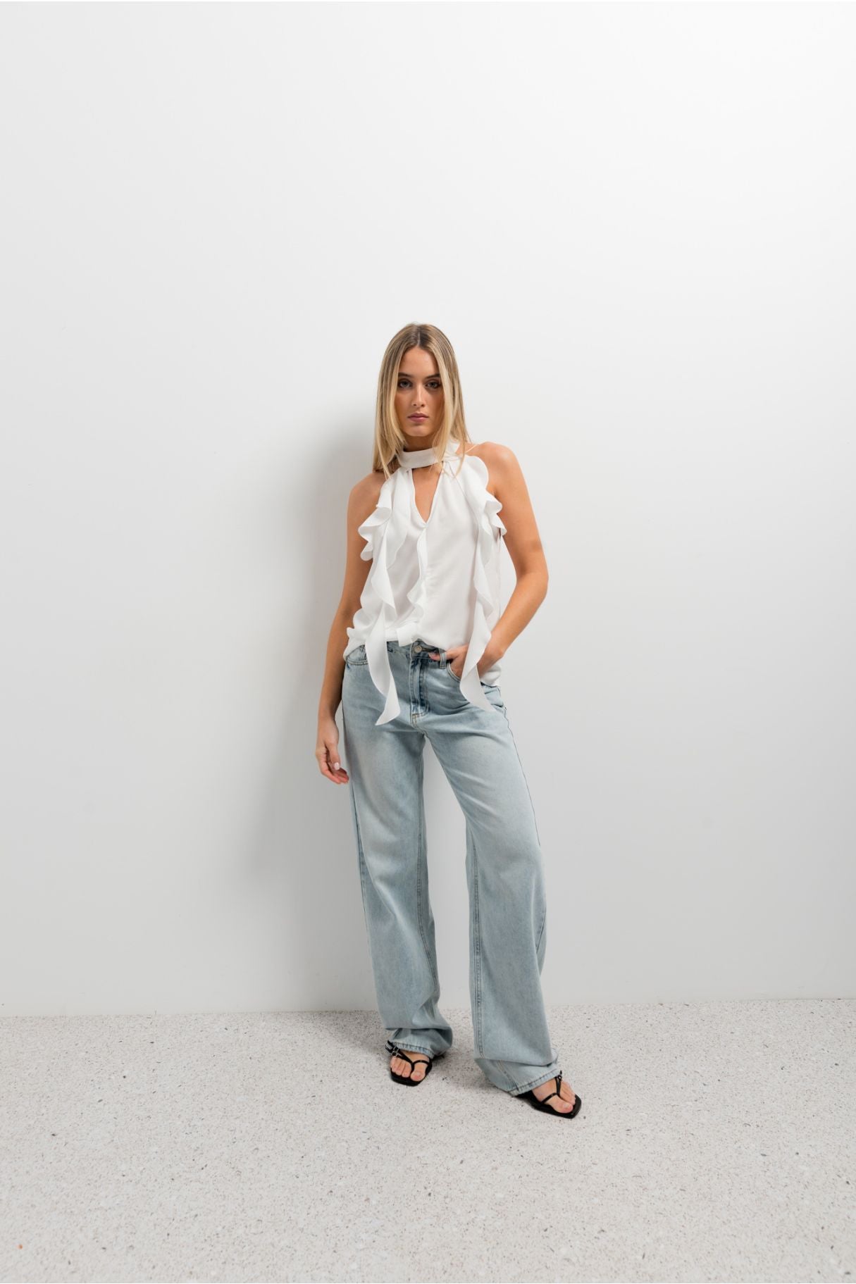 Cuerpo volantes de color blanco, blusa sin mangas estilo casual para el verano