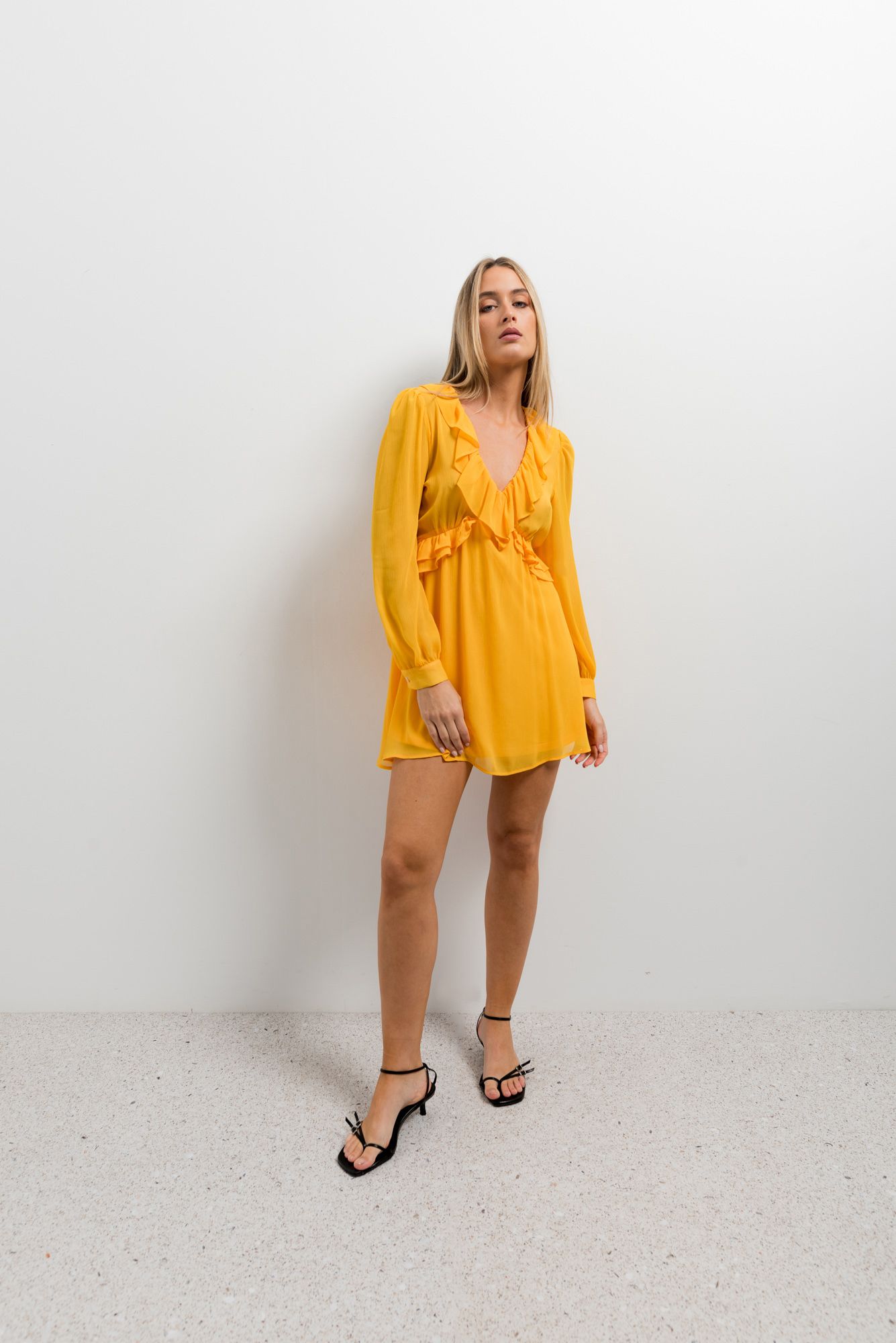 Vestido mini con volantes fluidos de silueta romántica