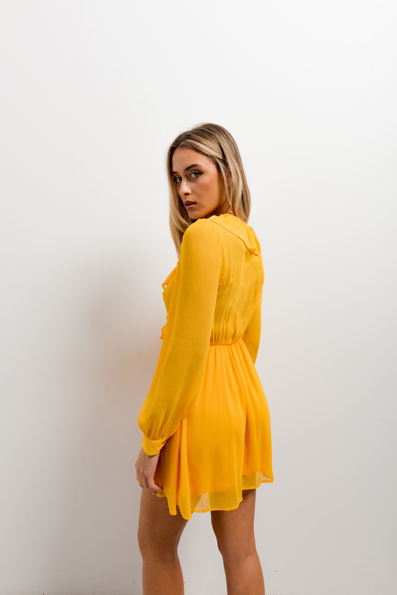 Vestido mini con volantes fluidos de silueta romántica