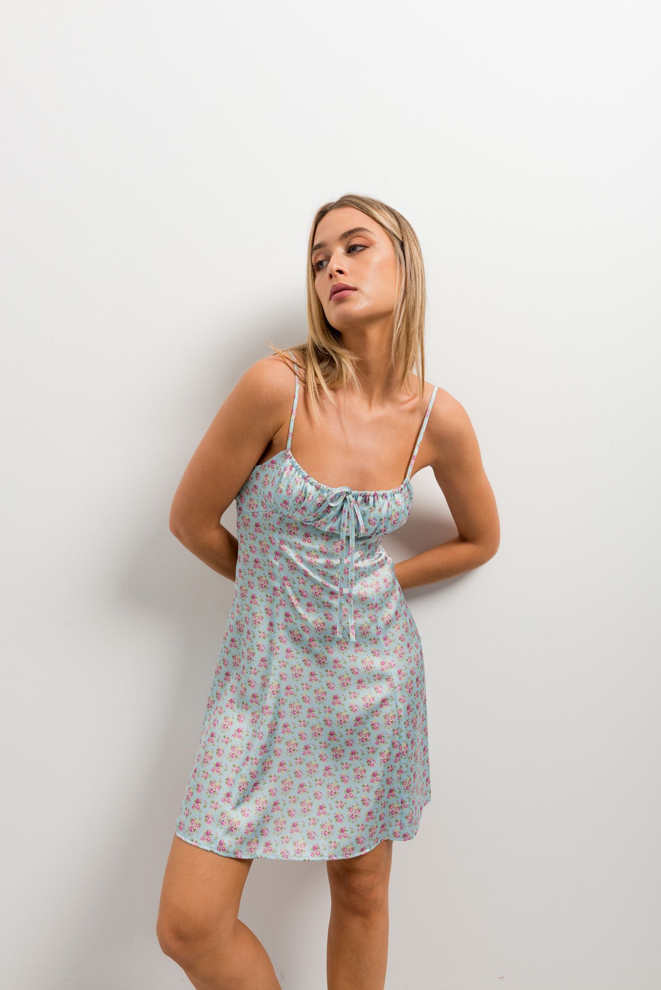 Vestido satinado con estampado floral de acabado fluido