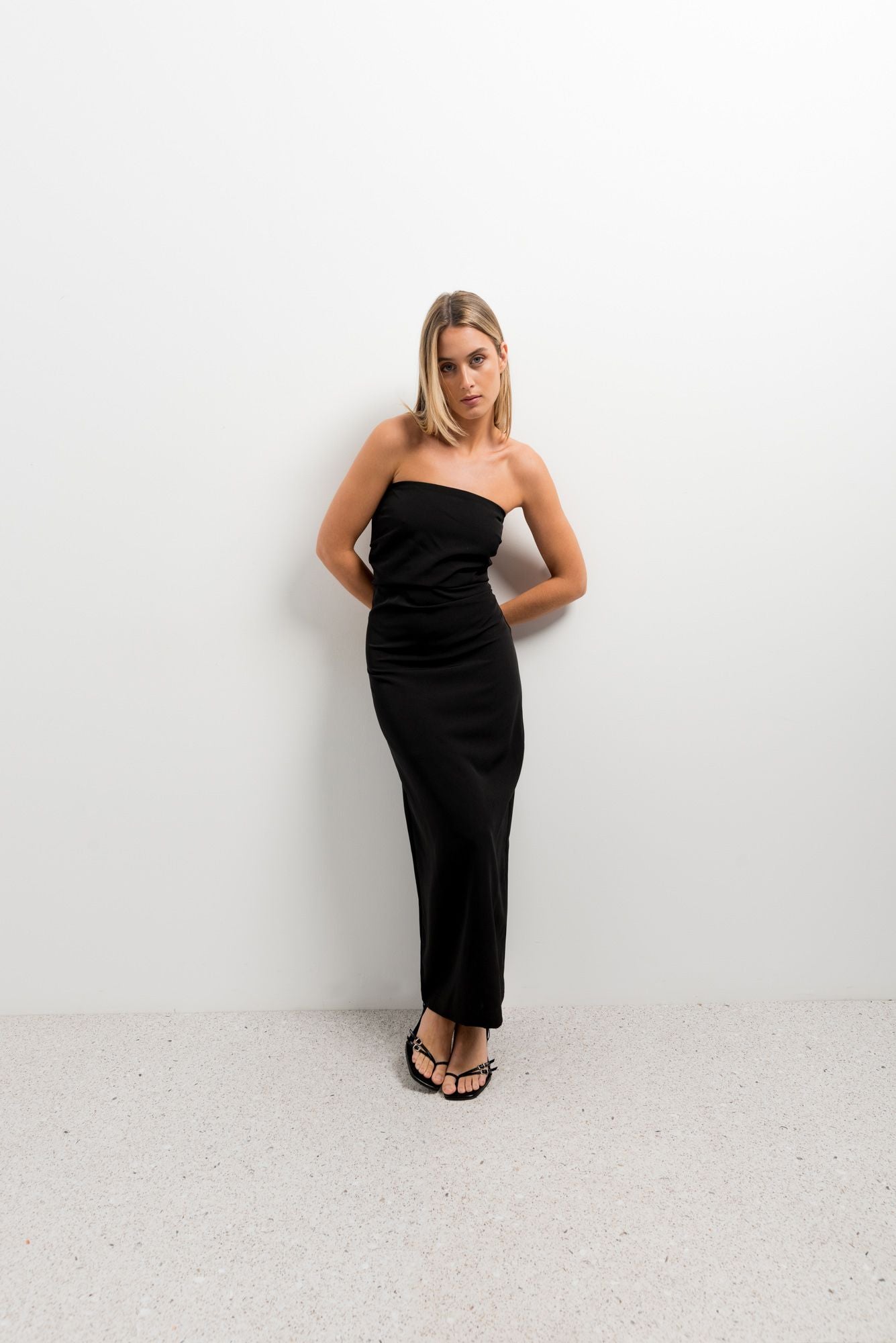 Vestido midi negro drapeado mujer fiesta elegante