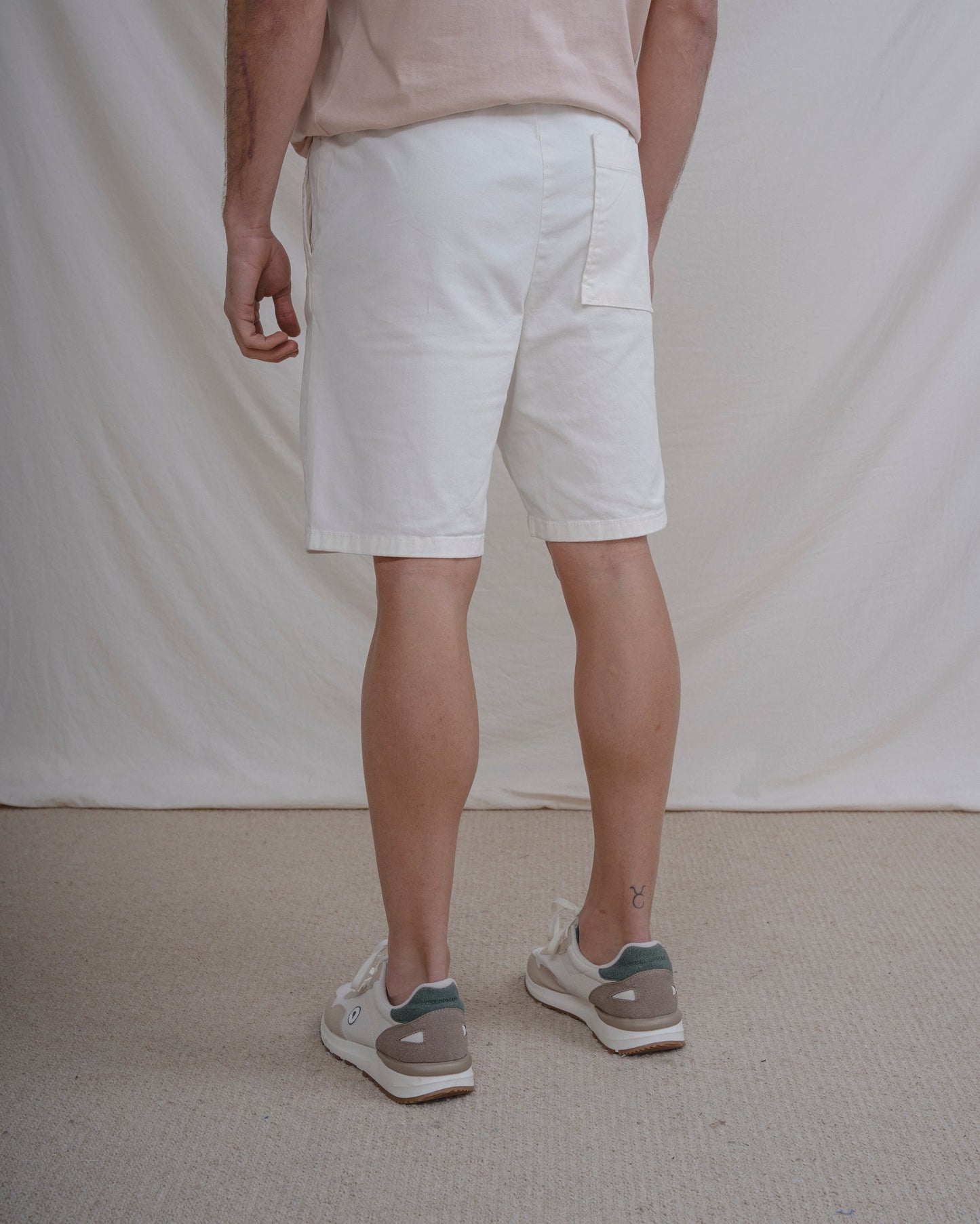 Bermuda casual beige con cintura elástica para hombre