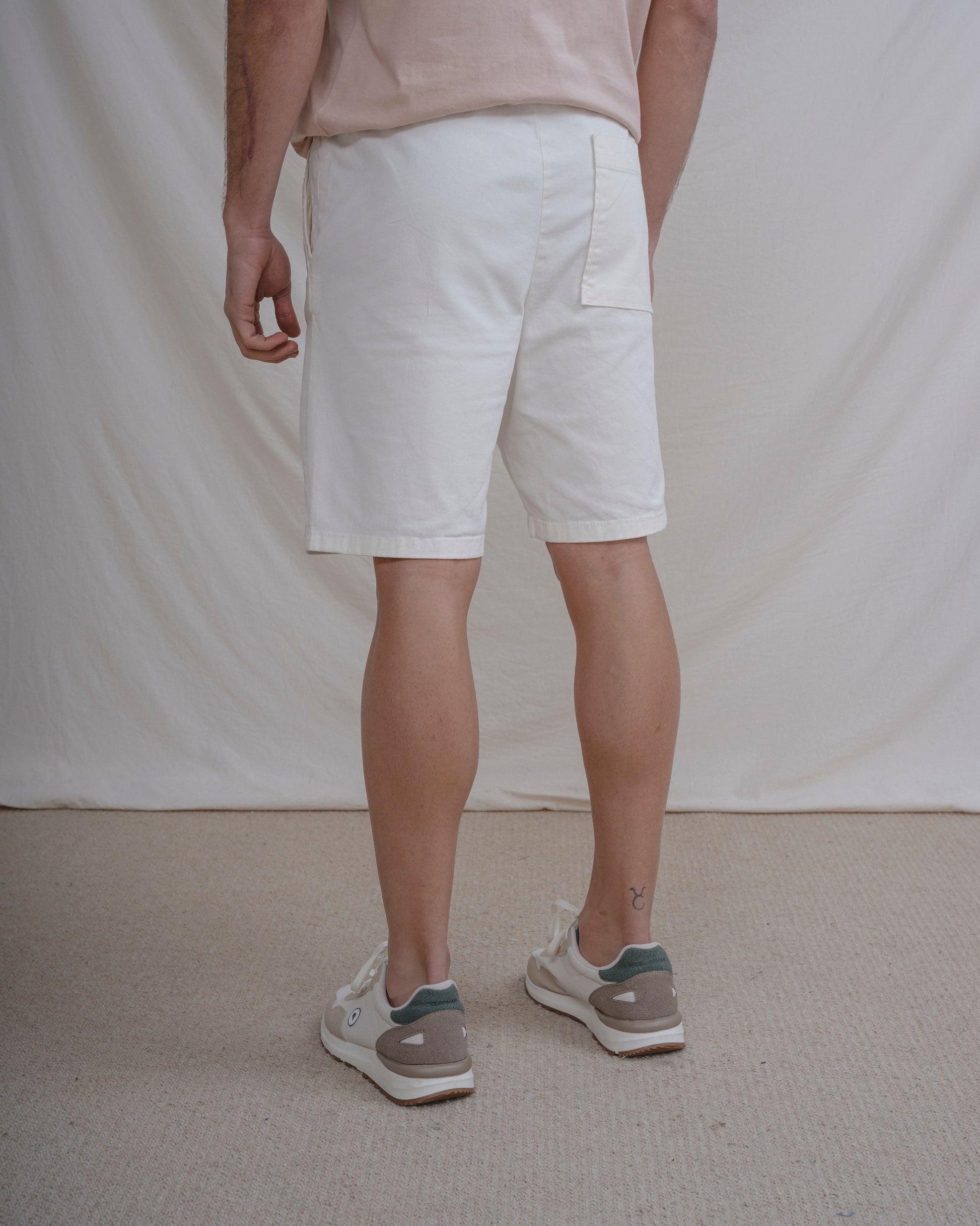 Bermuda casual beige con cintura elástica para hombre