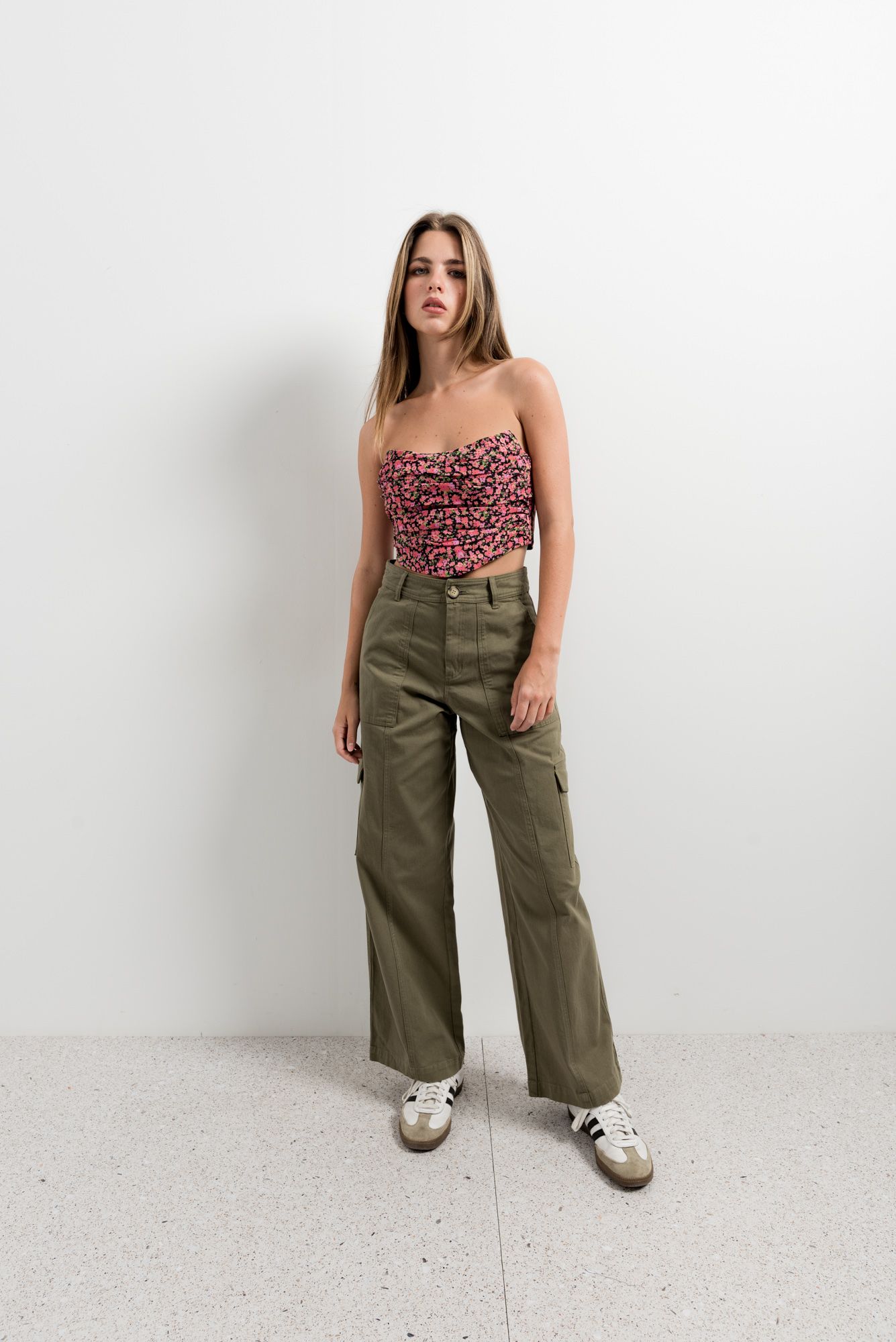 Top estilo corsetero con copas definidas y estampado.