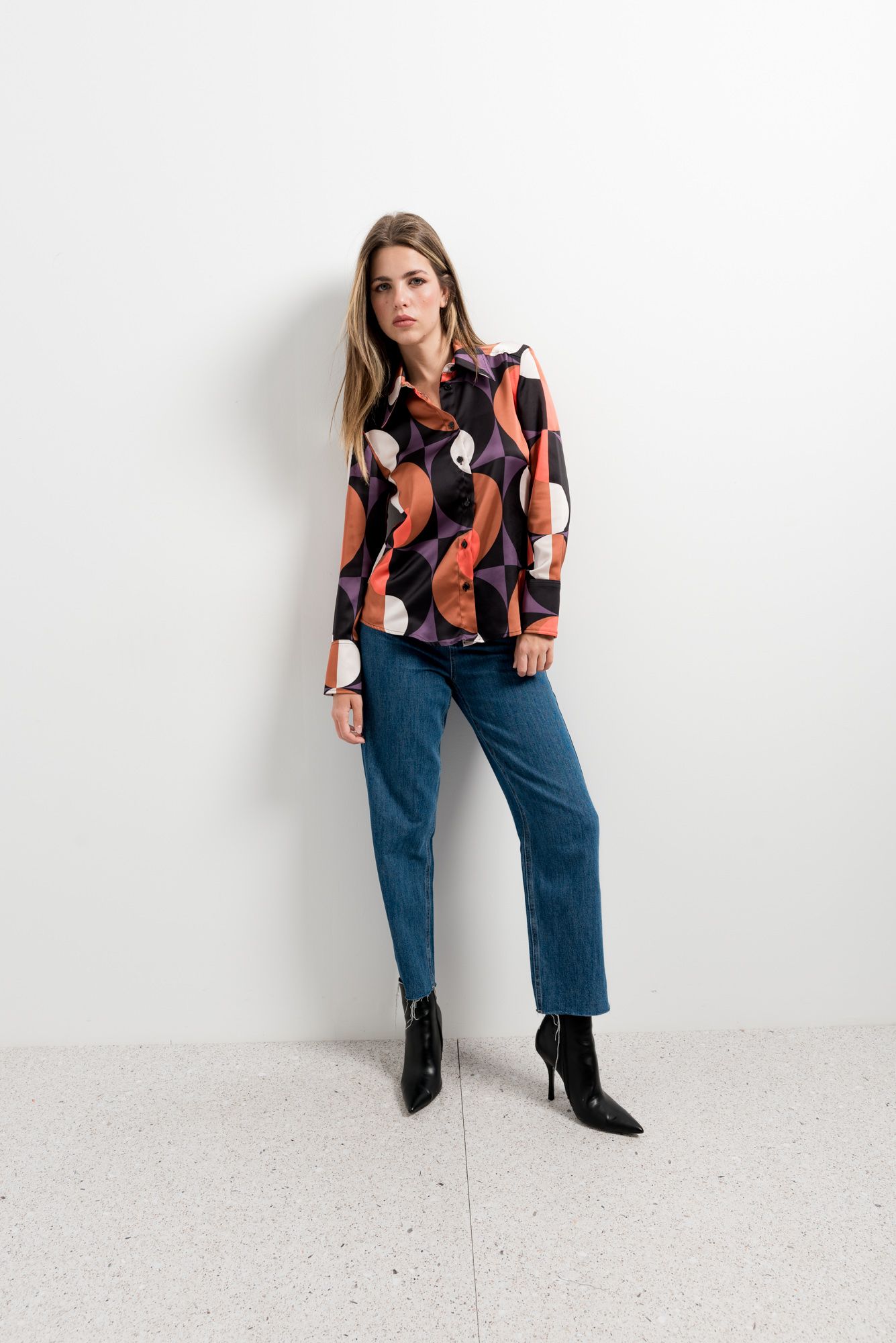 Blusa satinada fluida con estampado en tonos morados y violetas.