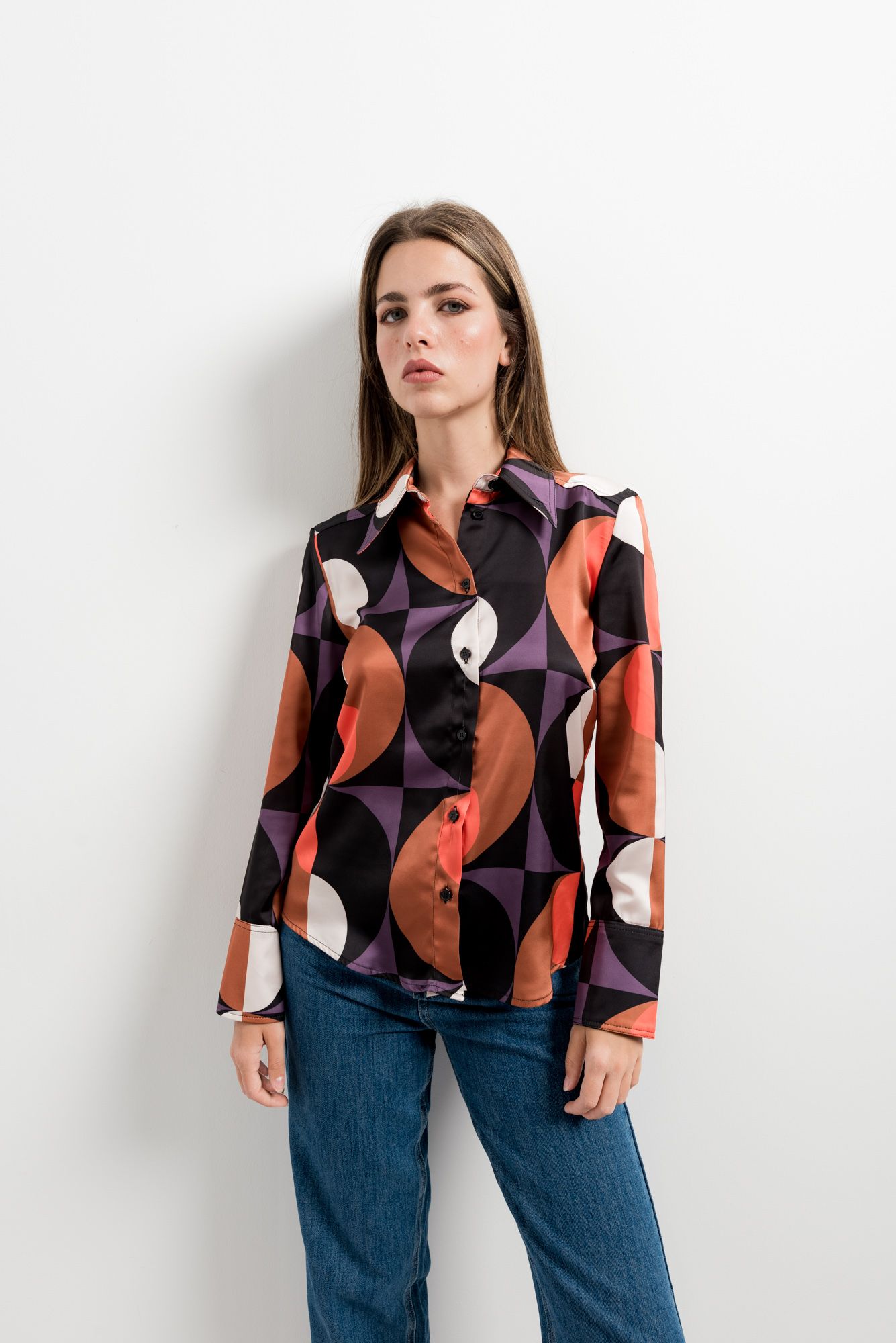 Blusa satinada fluida con estampado en tonos morados y violetas.