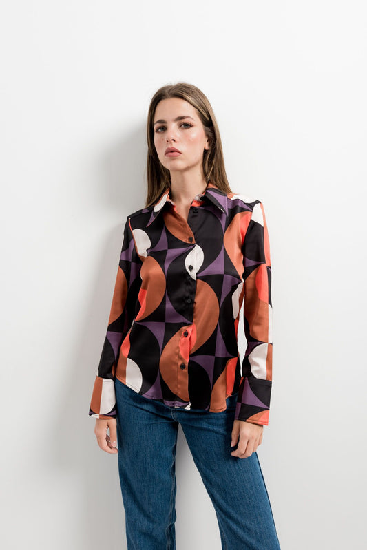 Blusa satinada fluida con estampado en tonos morados y violetas.