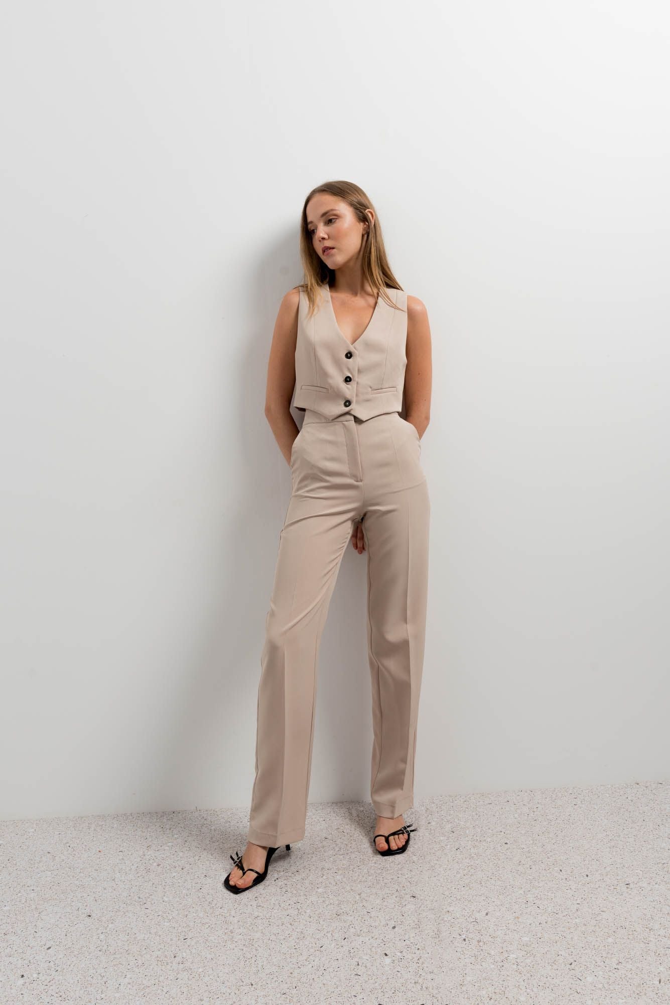 Chaleco sastre corto estructurado color beige