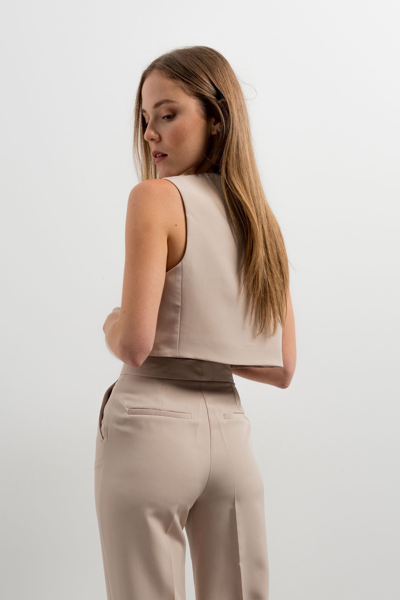 Chaleco sastre corto estructurado color beige