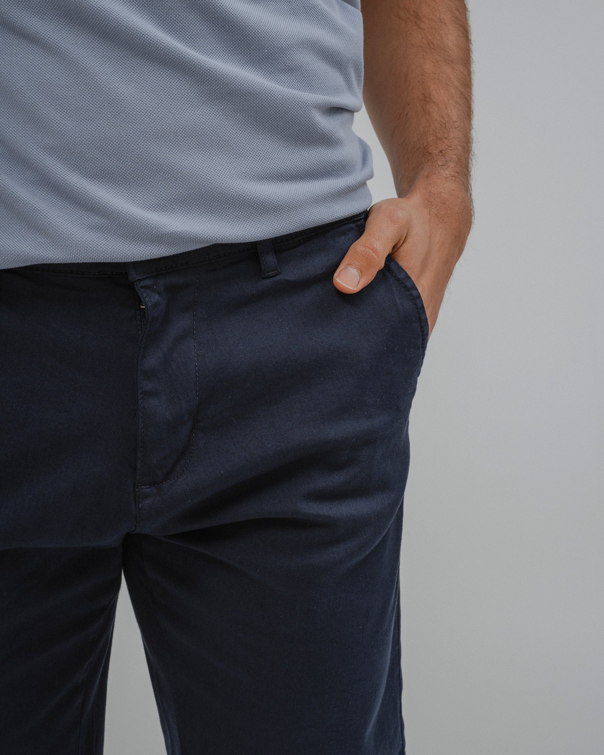 Bermuda tipo chino azul marino para hombre