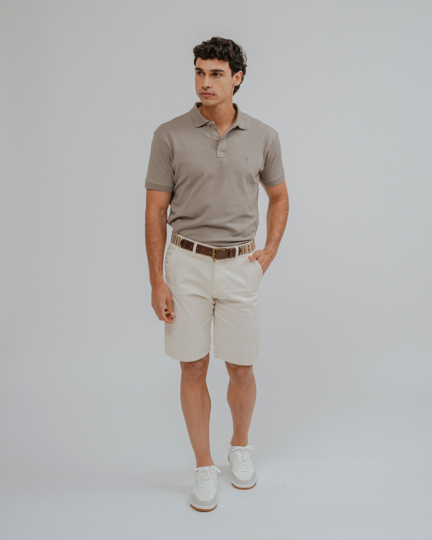 Bermuda tipo chino beige para hombre
