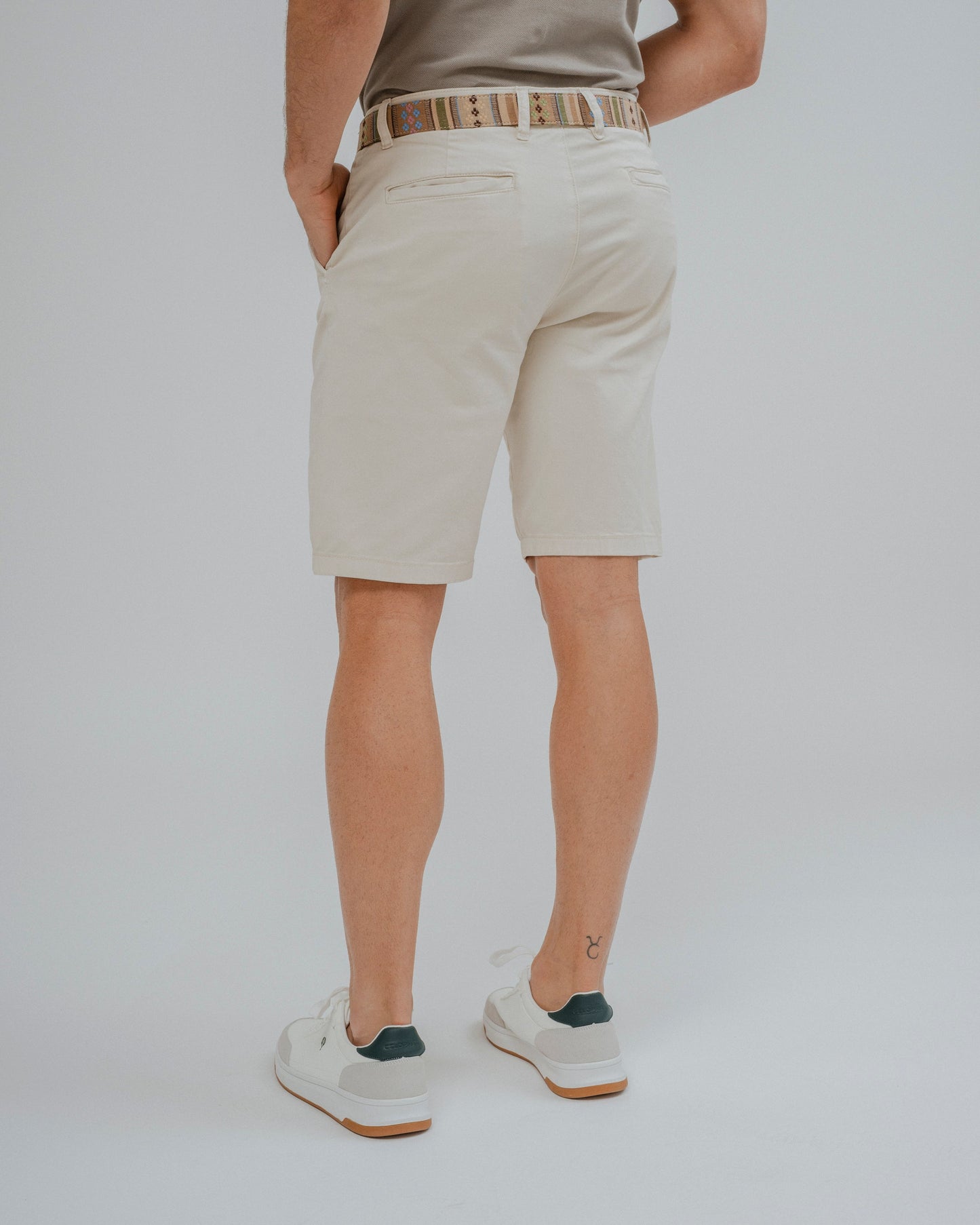 Bermuda tipo chino beige para hombre
