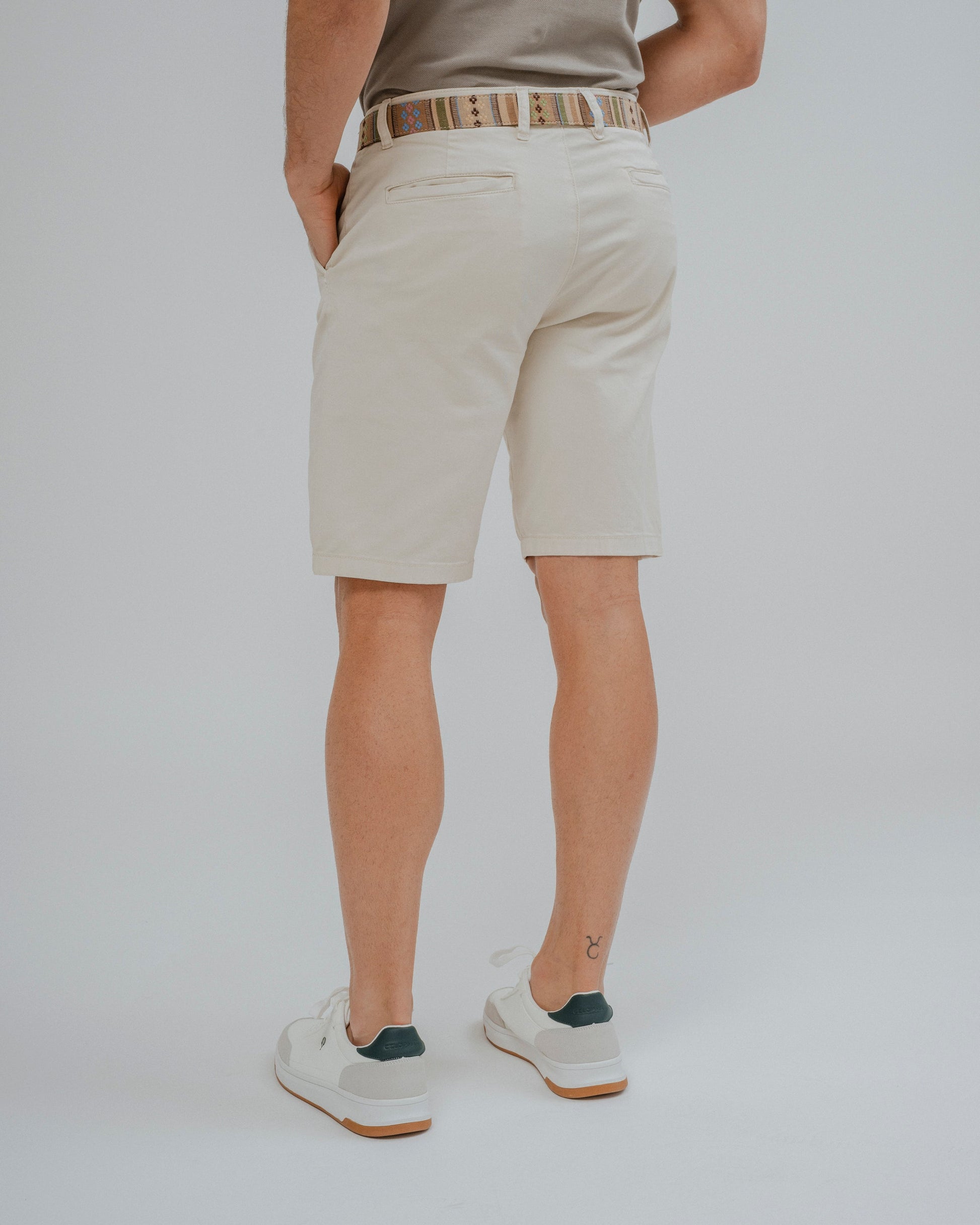 Bermuda tipo chino beige para hombre