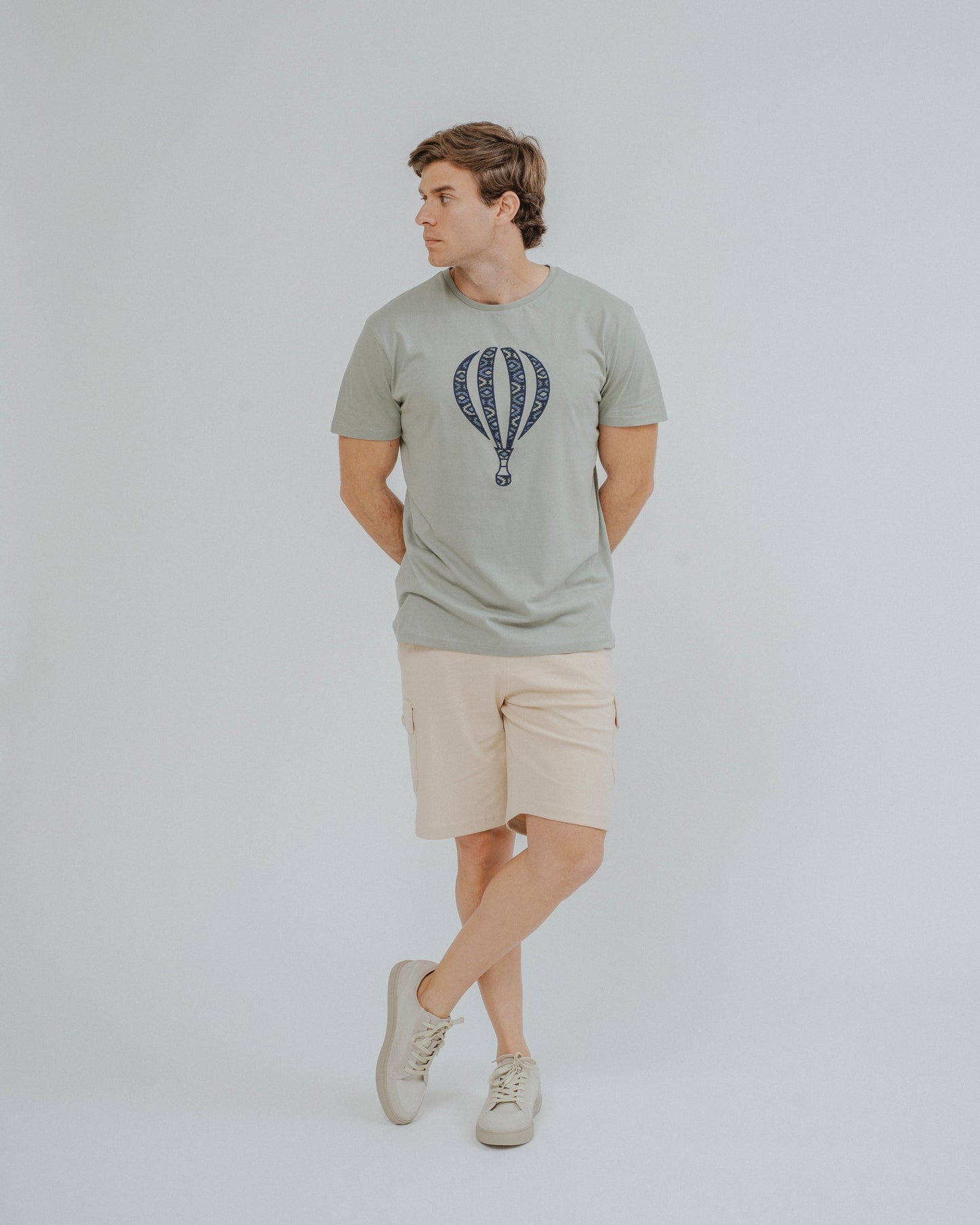 Bermuda cargo de felpa beige con bolsillos laterales para hombre