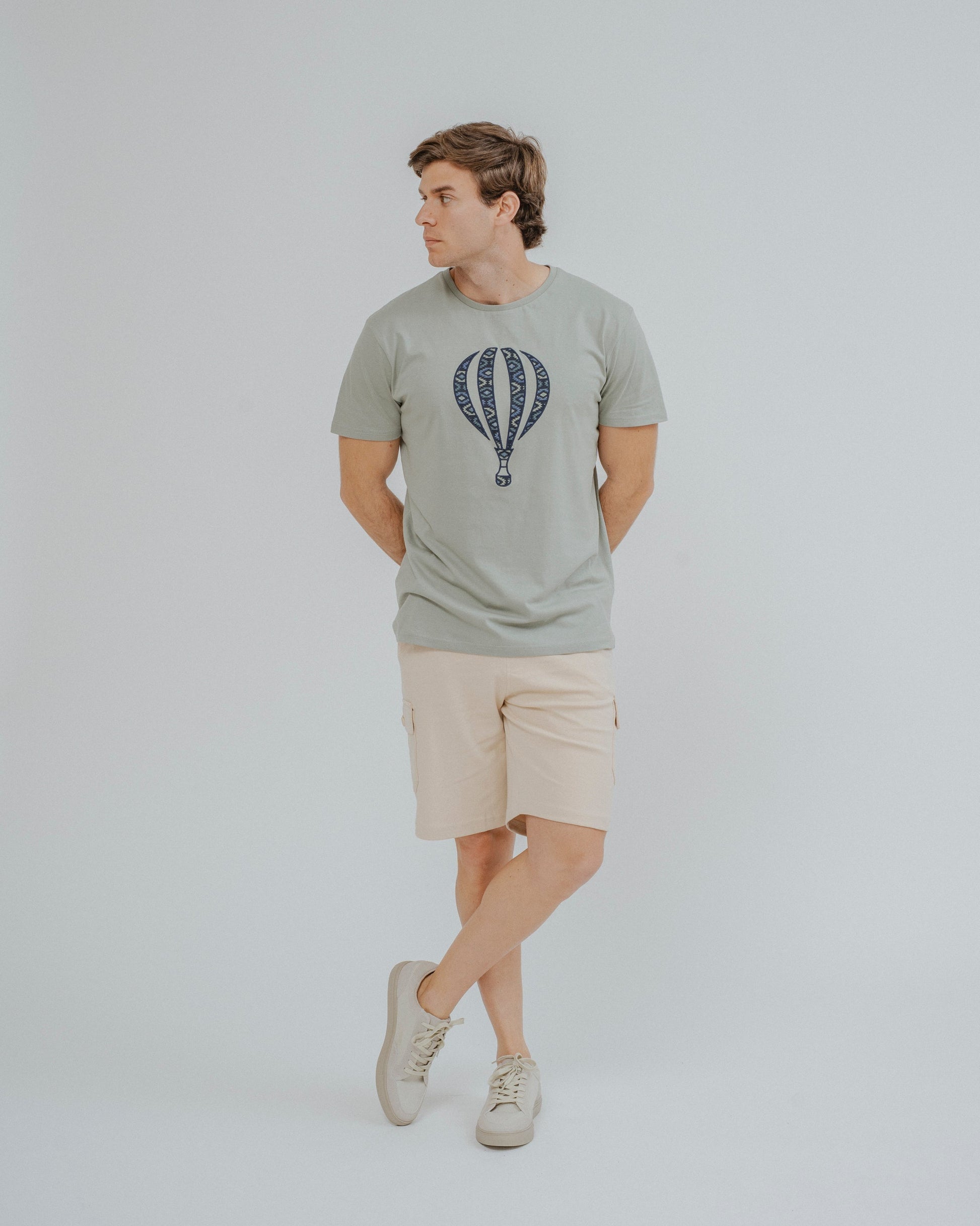 Bermuda cargo de felpa beige con bolsillos laterales para hombre